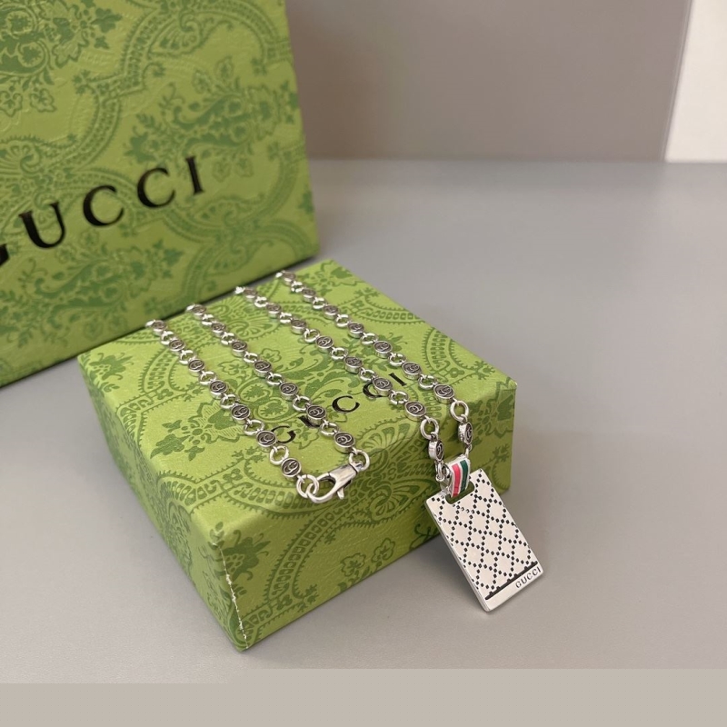 G*u*i necklaces